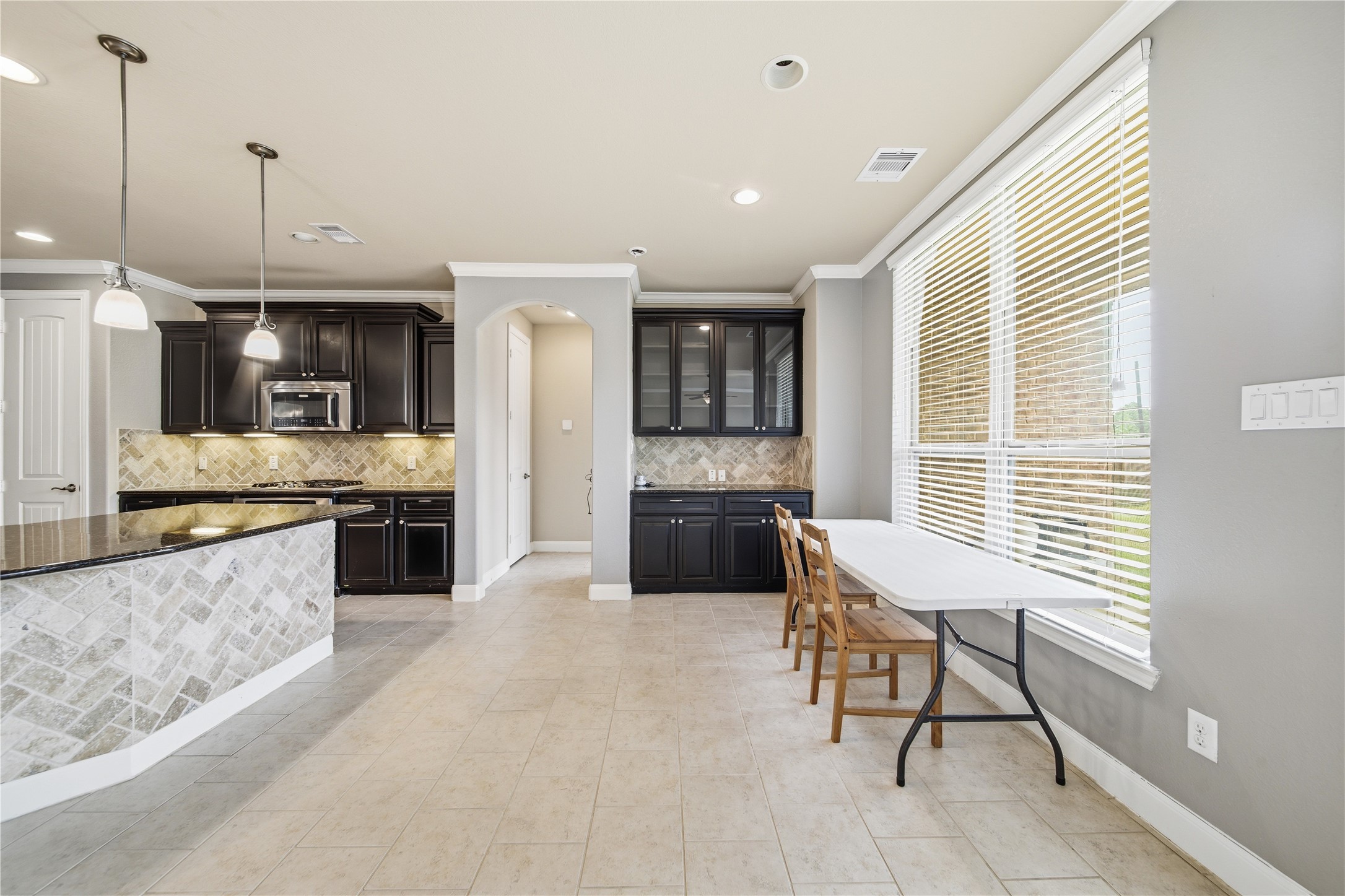 5303 Mesquite Willow Lane Rosharon, TX 77583 - Photo 15 of 32 Breakfast bar has so many different uses that help you keep organized and provide functionality and aesthetics.