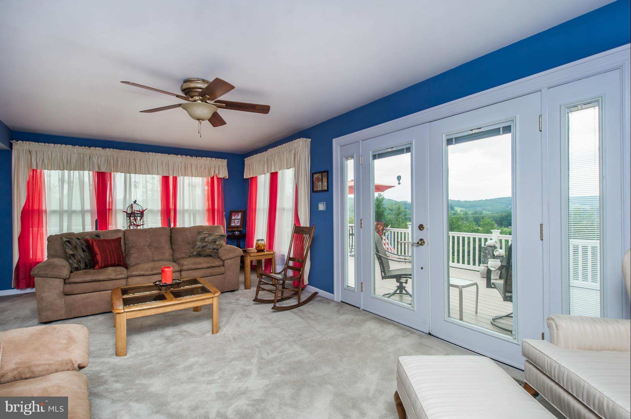 SPACIOUS ROOM W/GREAT VIEWS