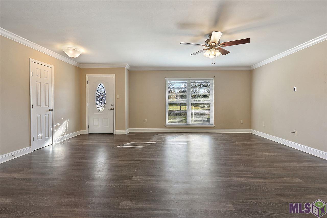 16631 Doyle Road Baton Rouge, LA 70817 - Photo 5 of 11 Living Room