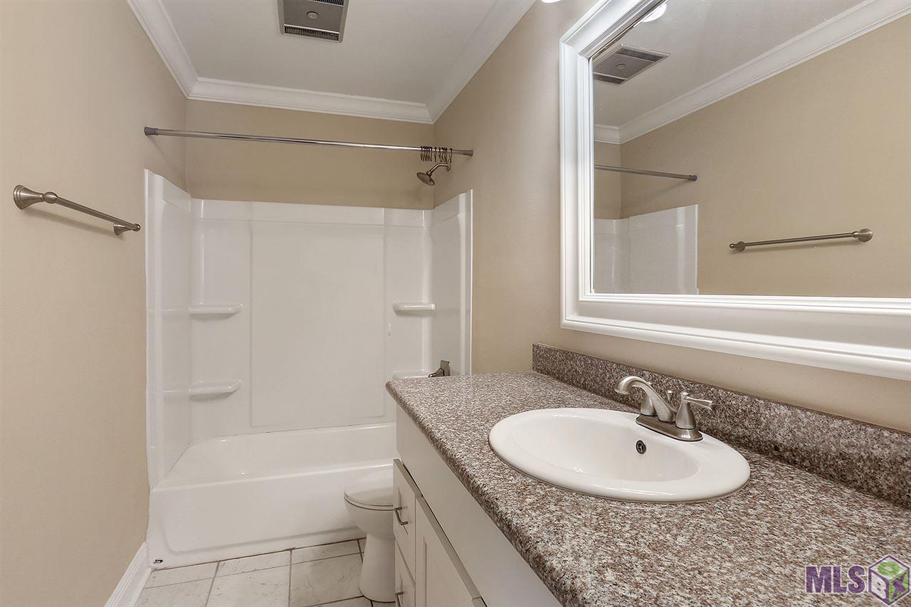 16631 Doyle Road Baton Rouge, LA 70817 - Photo 8 of 11 Hall Bath