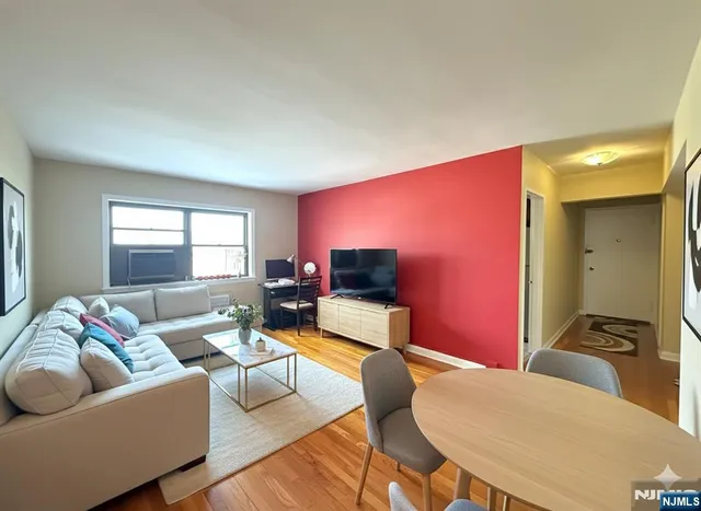 $1,900 | 3091 Edwin Avenue, Unit 4G, Fort Lee, NJ 07024