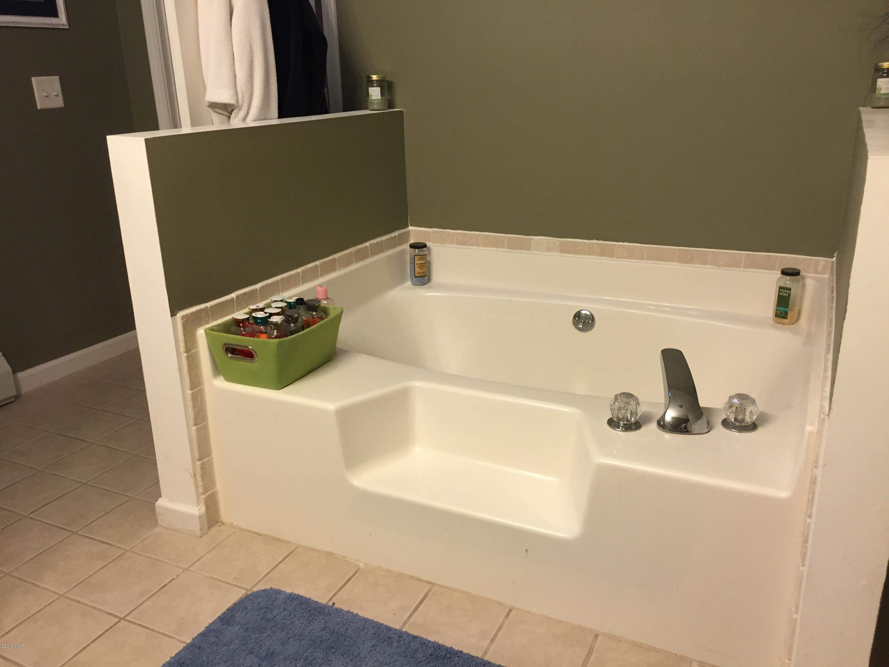 141 Weasel Road Dingmans Ferry, PA 18328 - Photo 18 of 28 a bathroom with a tub