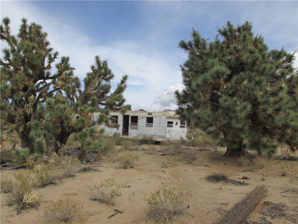 11690 Sherry Road Yucca, AZ 86438 - Photo 6 of 11 View of front facade