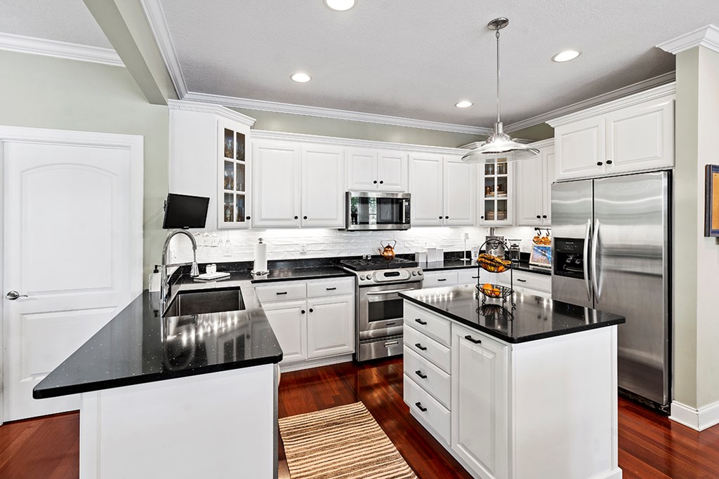 425 Terrapin Pointe Road Hodges, SC 29653 - Photo 5 of 33 Kitchen