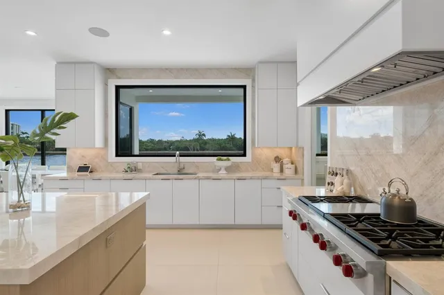 $9,950,000 | 2010 Intracoastal Drive, Fort Lauderdale, FL 33305