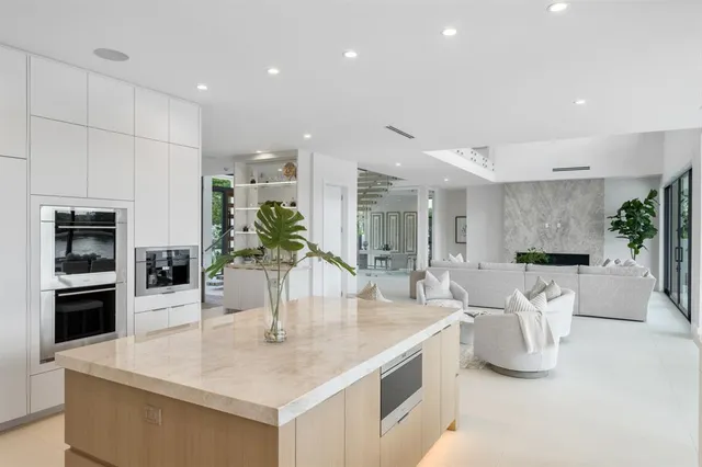 $9,950,000 | 2010 Intracoastal Drive, Fort Lauderdale, FL 33305