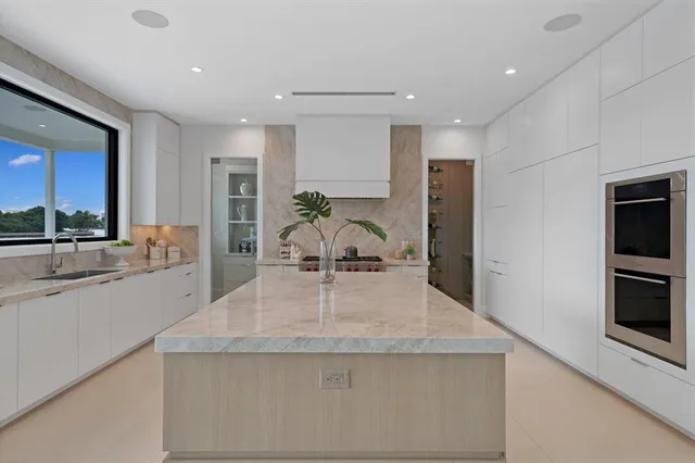 $9,950,000 | 2010 Intracoastal Drive, Fort Lauderdale, FL 33305