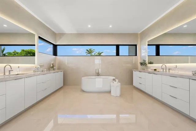 $9,950,000 | 2010 Intracoastal Drive, Fort Lauderdale, FL 33305