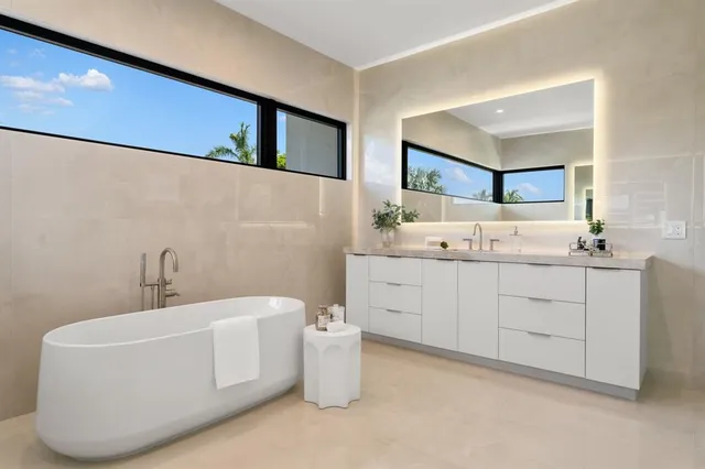 $9,950,000 | 2010 Intracoastal Drive, Fort Lauderdale, FL 33305