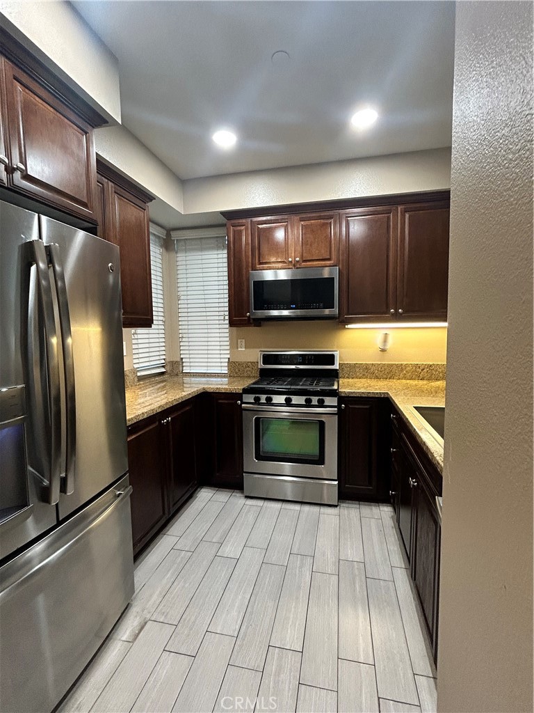 84 Hedge Bloom Irvine, CA 92618 - Photo 8 of 17 Kitchen with granite counter