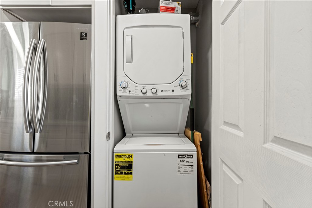 2117 West Corydon Street Compton, CA 90220 - Photo 20 of 40 a utility room with dryer and washer