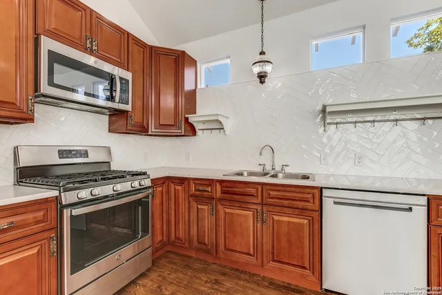 $1,950 | 210 Lucas Street, San Antonio, TX 78209