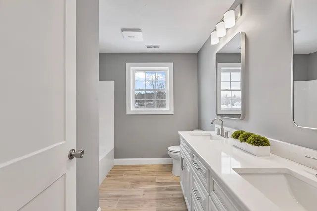 $999,900 | 343 Island Pond Road, Derry, NH 03038