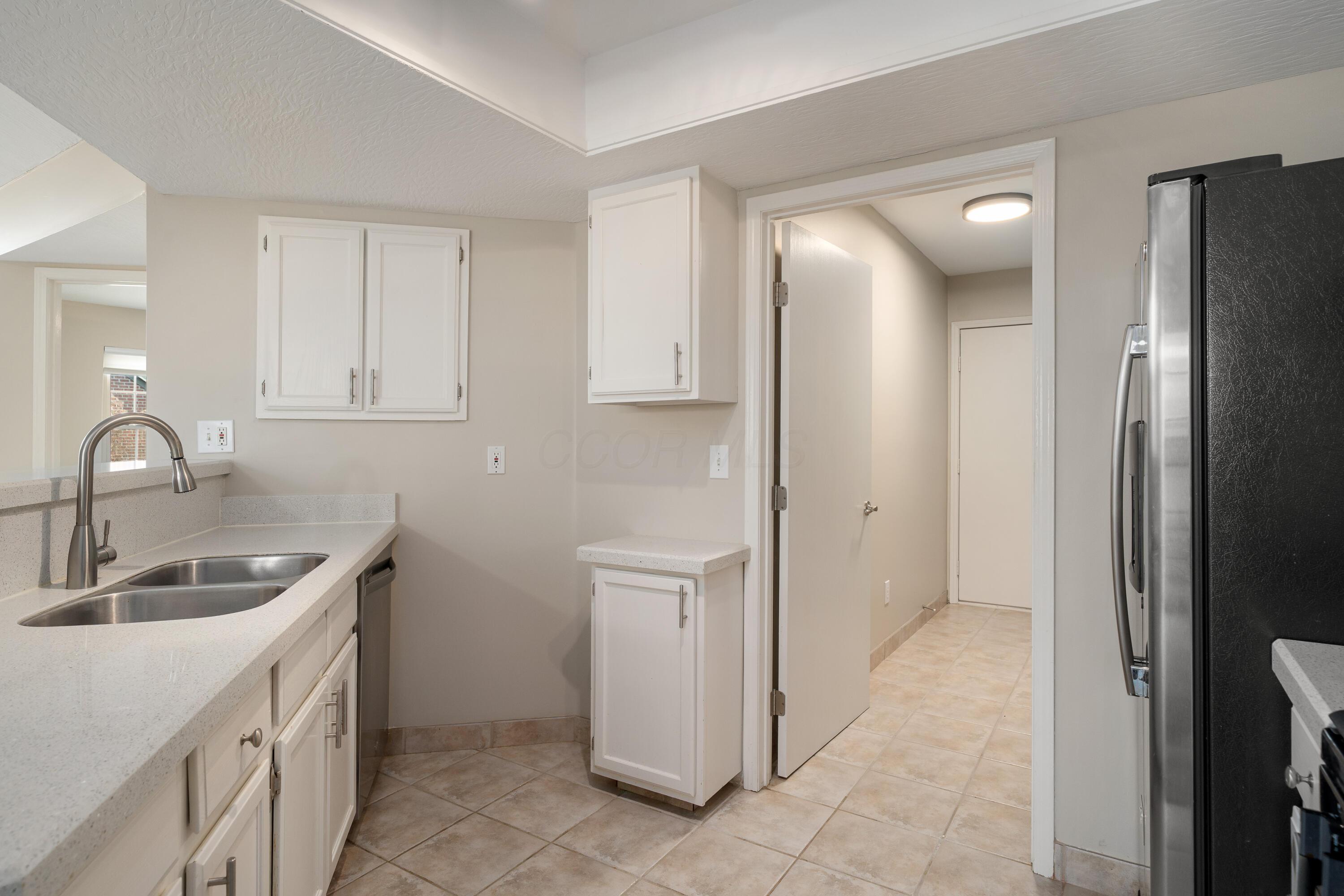 6770 Heatherstone Loop Dublin, OH 43017 - Photo 16 of 32 Kitchen 8'2" x 12'6" ( + - )