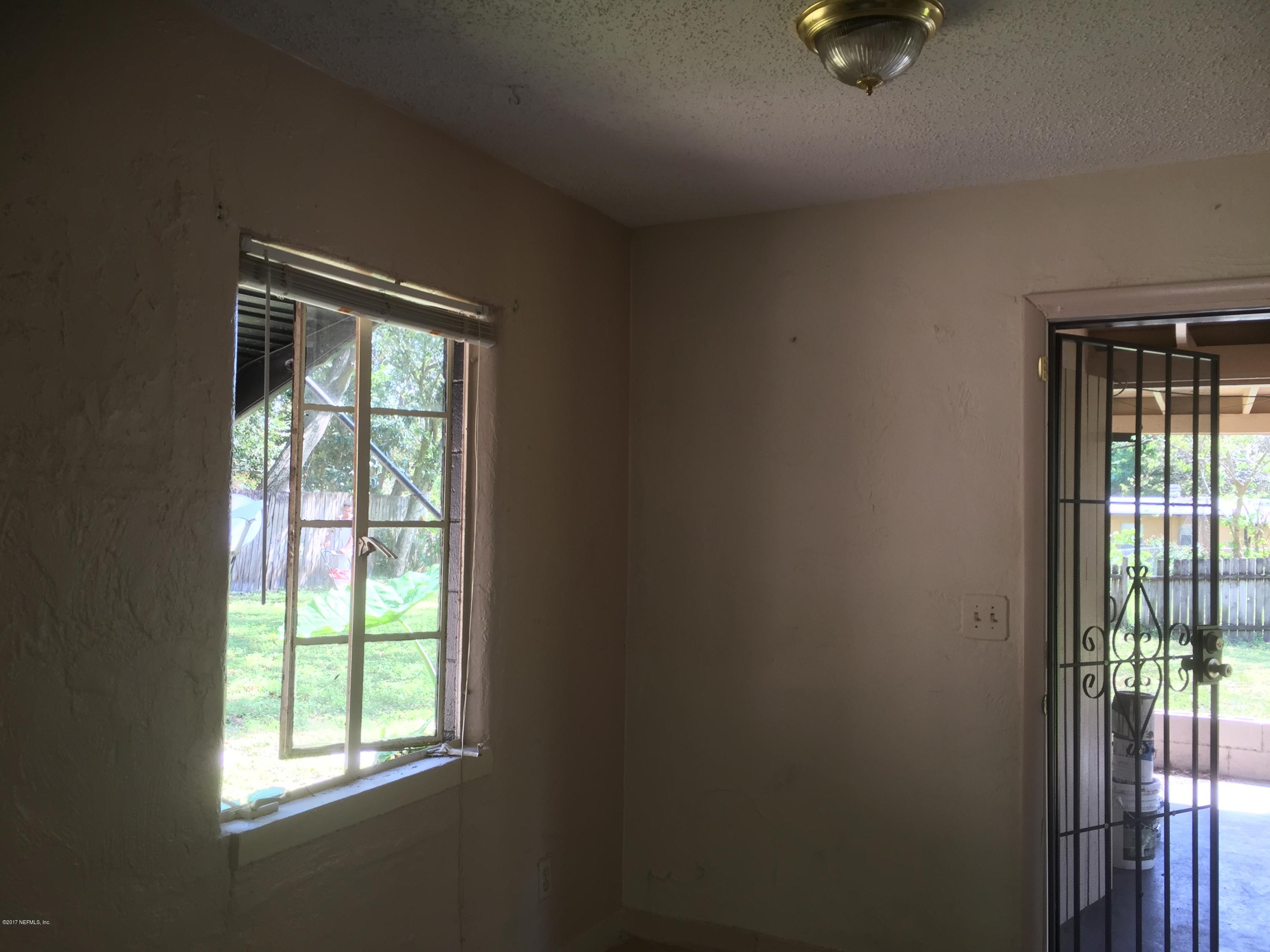 1427 King Arthur Road Jacksonville, FL 32211 - Photo 13 of 37 an empty room with windows