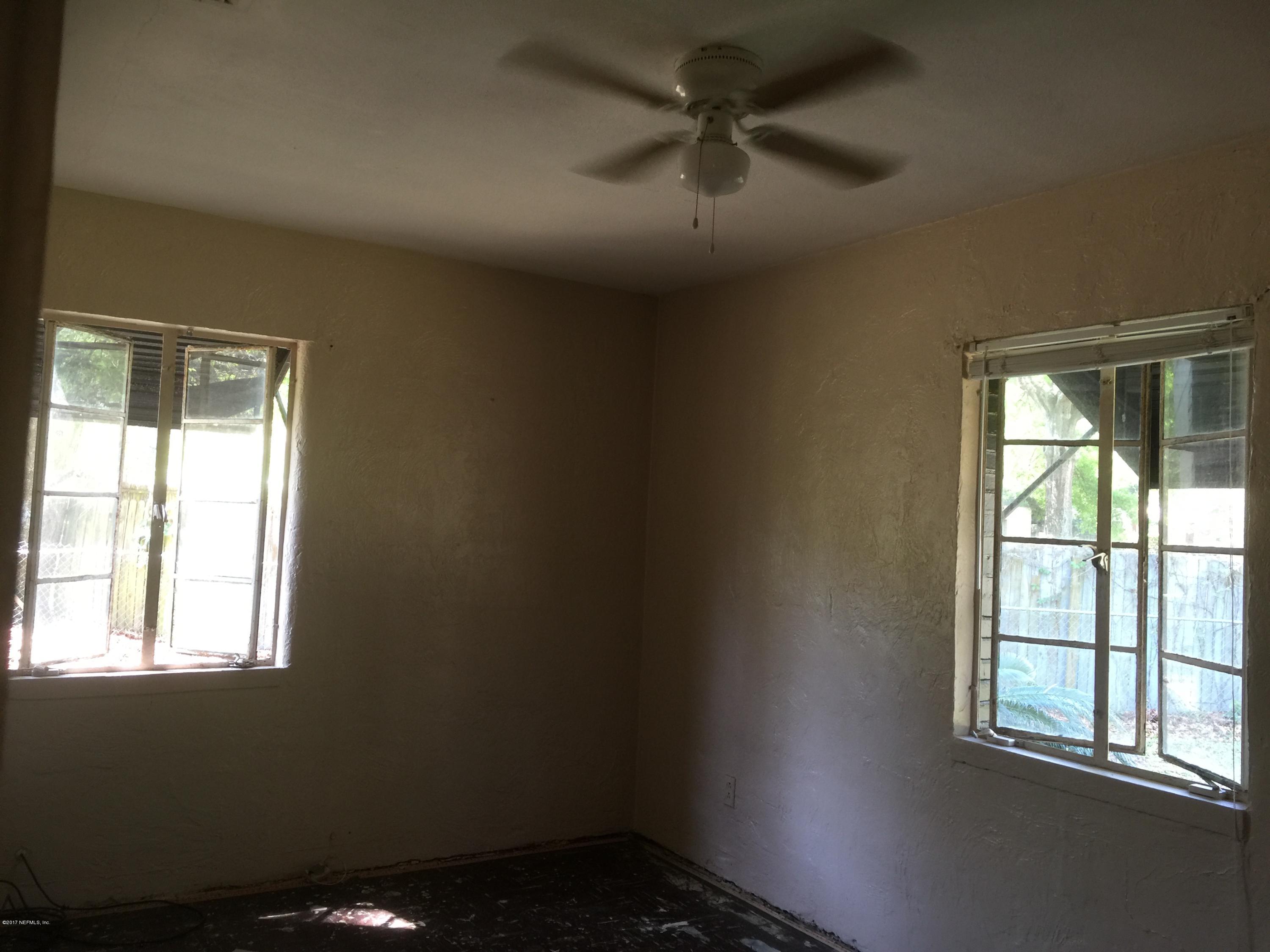 1427 King Arthur Road Jacksonville, FL 32211 - Photo 7 of 37 an empty room with a window