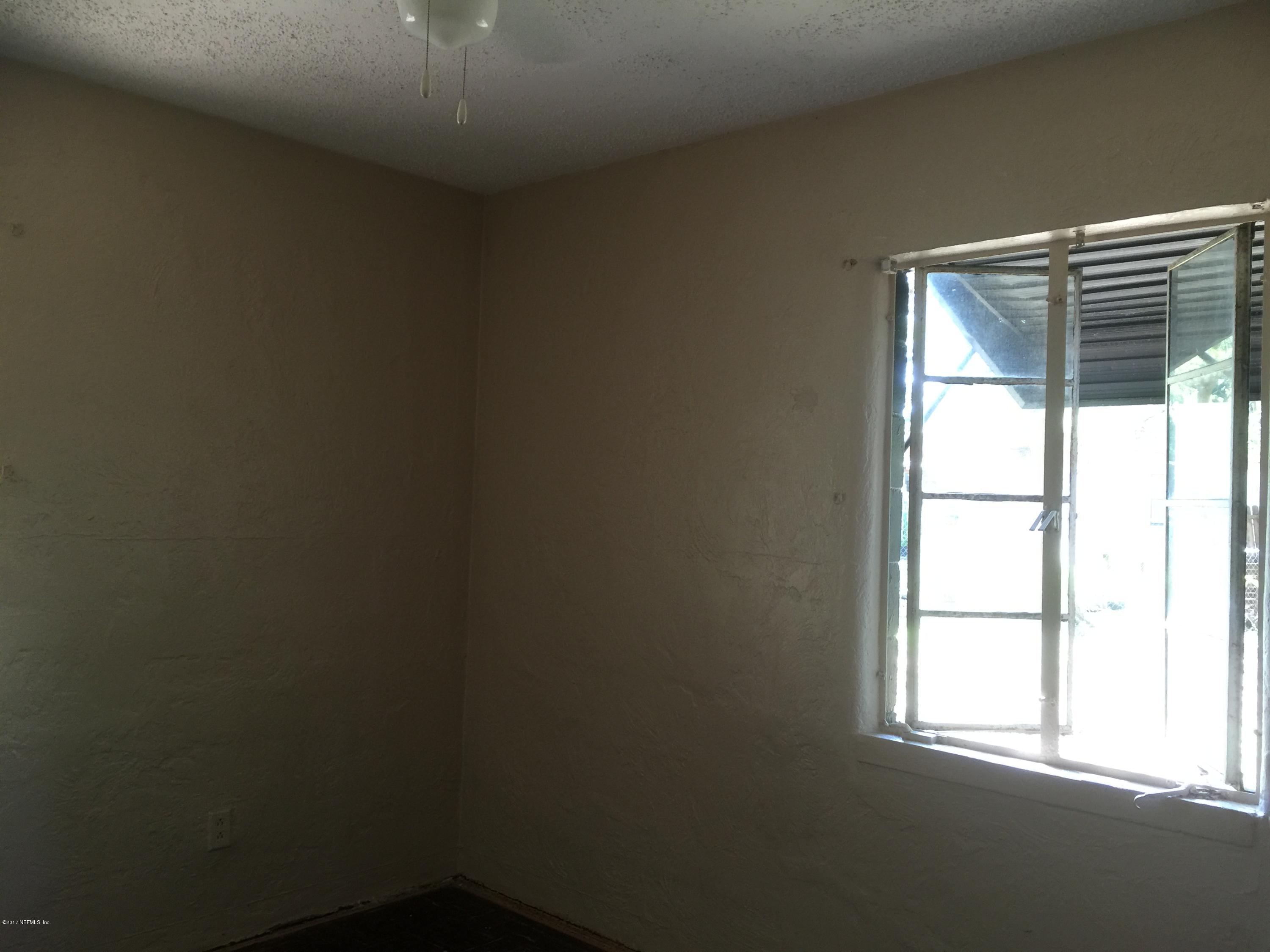 1427 King Arthur Road Jacksonville, FL 32211 - Photo 8 of 37 a small space with a window