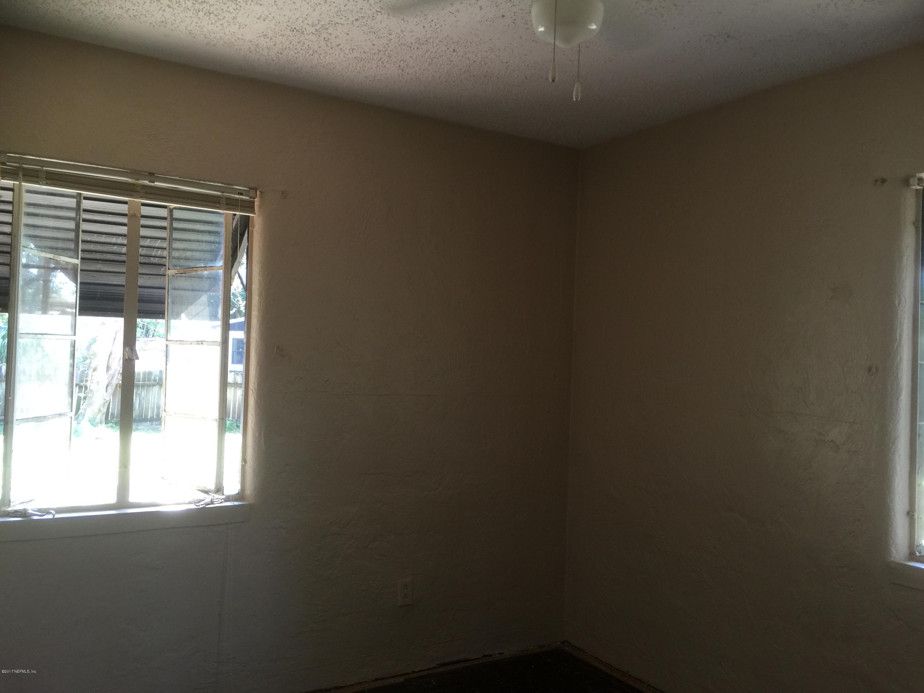 1427 King Arthur Road Jacksonville, FL 32211 - Photo 9 of 37 a close up of a wall