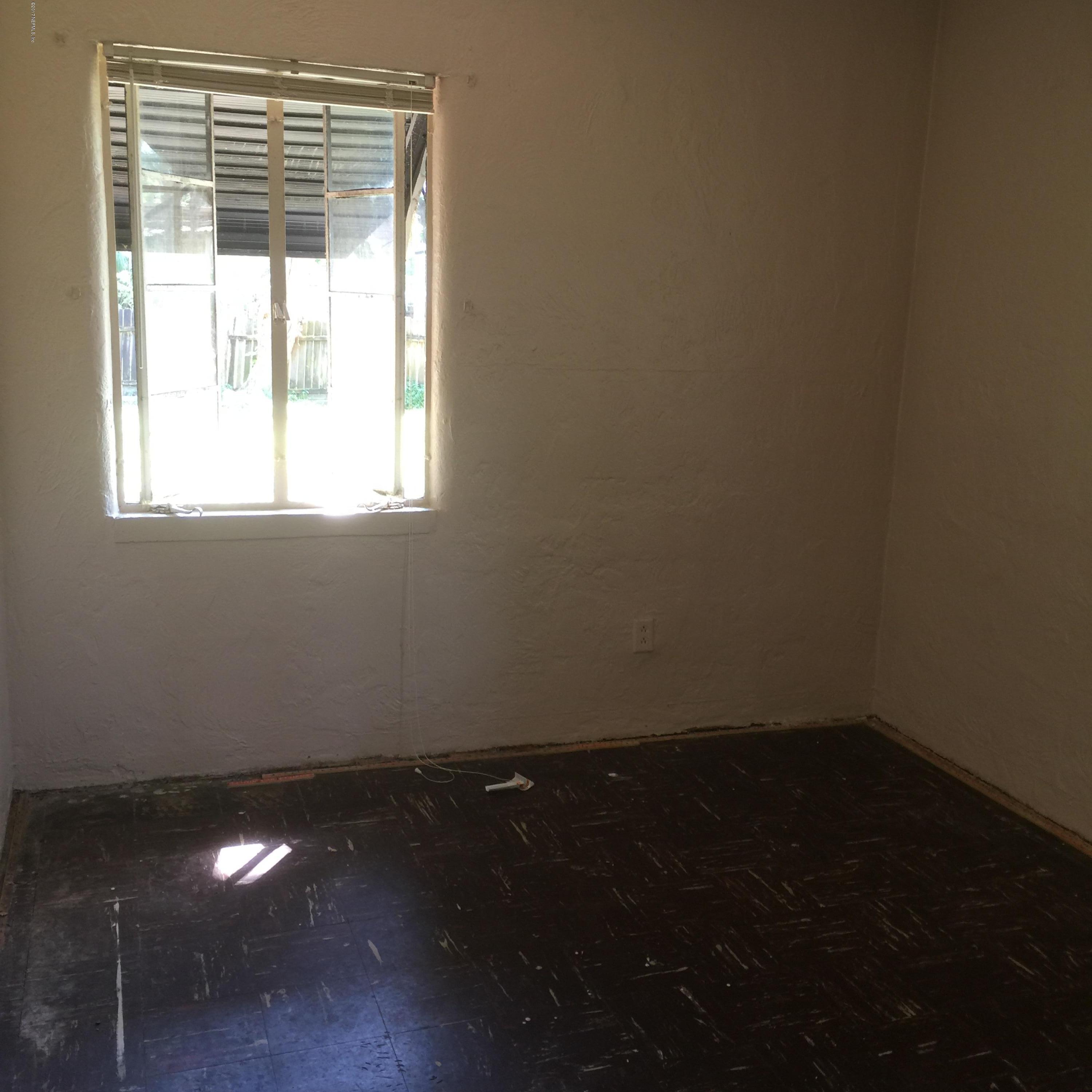 1427 King Arthur Road Jacksonville, FL 32211 - Photo 10 of 37 an empty room with a window