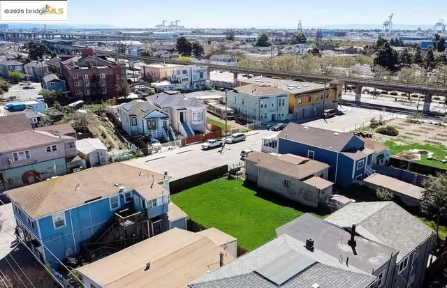 a view of a yard in front of the house