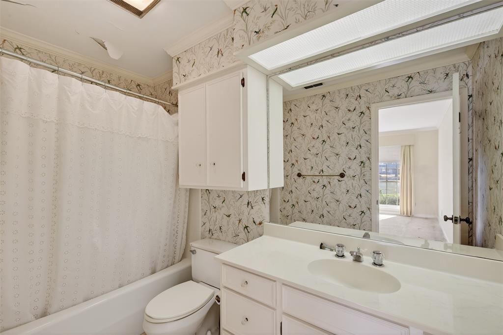 300 Pierremont Road, Unit 25 Shreveport, LA 71106 - Photo 19 of 34 a bathroom with a sink a toilet and shower curtain