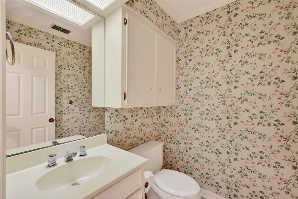 300 Pierremont Road, Unit 25 Shreveport, LA 71106 - Photo 20 of 34 a bathroom with a sink a toilet and a mirror