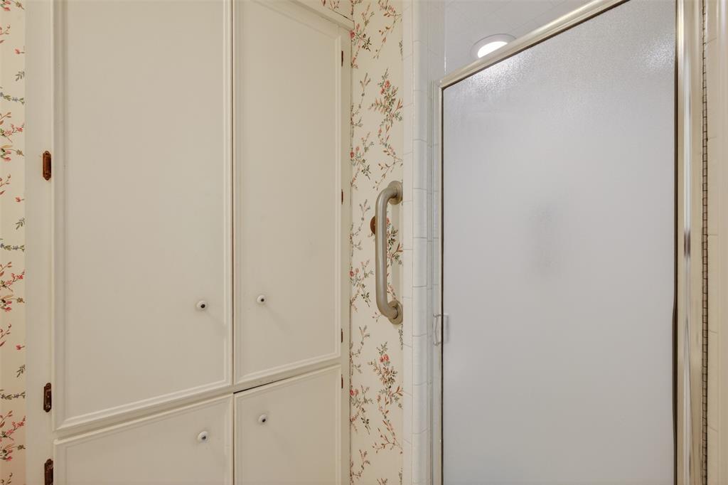 300 Pierremont Road, Unit 25 Shreveport, LA 71106 - Photo 23 of 34 a bathroom with a shower