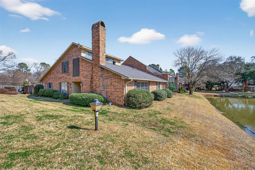 300 Pierremont Road, Unit 25 Shreveport, LA 71106 - Photo 3 of 34 a front view of a house with a yard