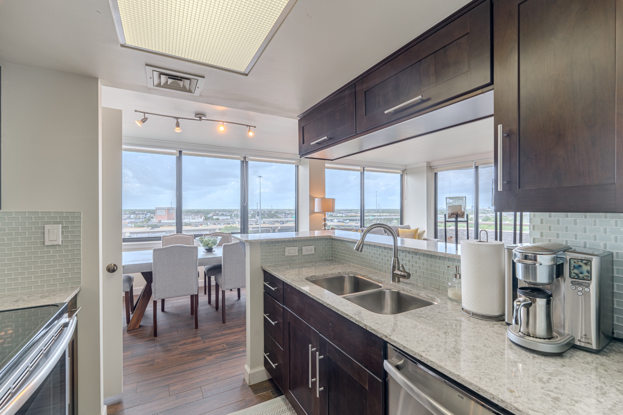 3525 Sage Road, Unit 1016 Houston, TX 77056 - Photo 31 of 42 a kitchen with lots of counter top space