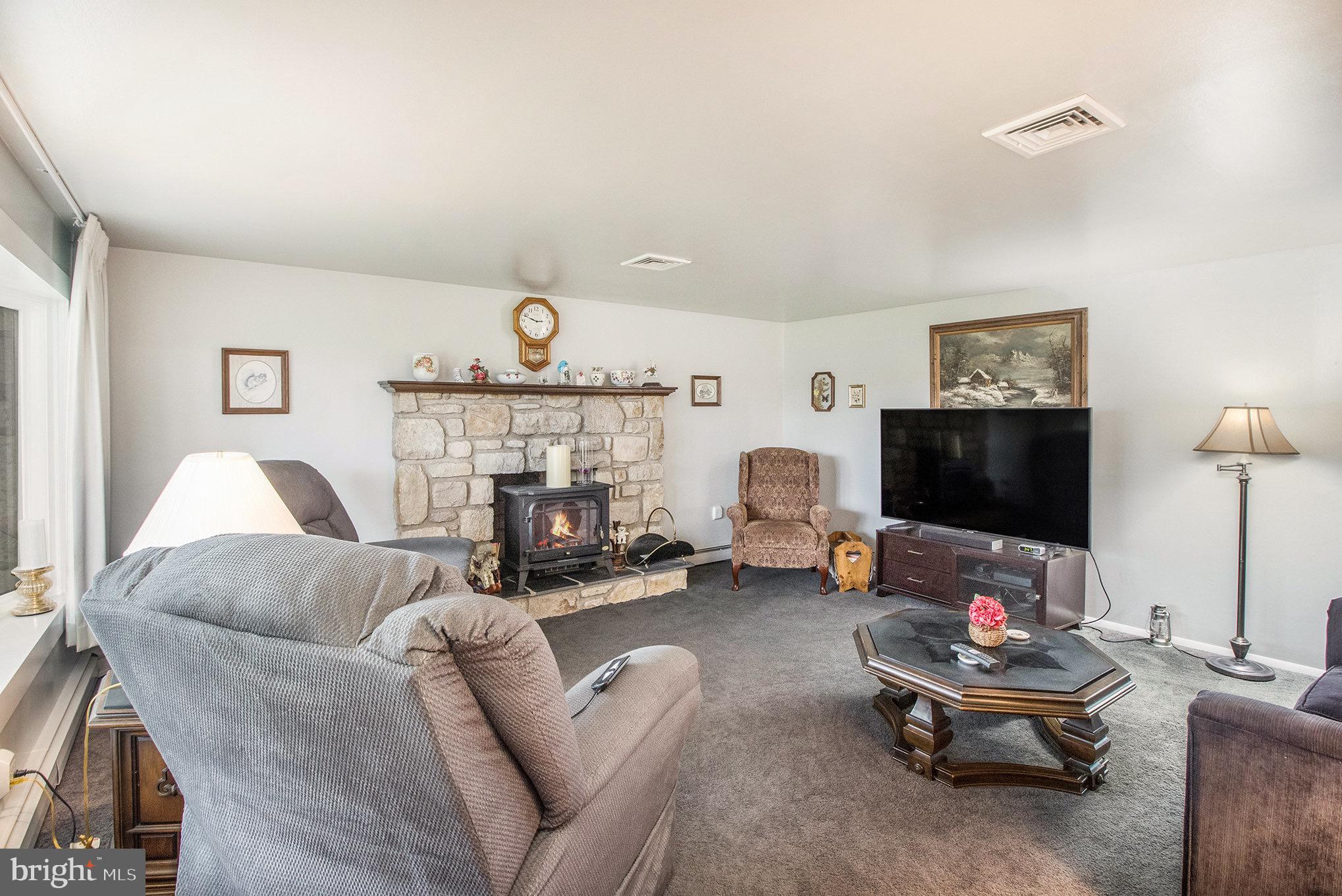 Living Room w/Fireplace (Fire is Virtual)