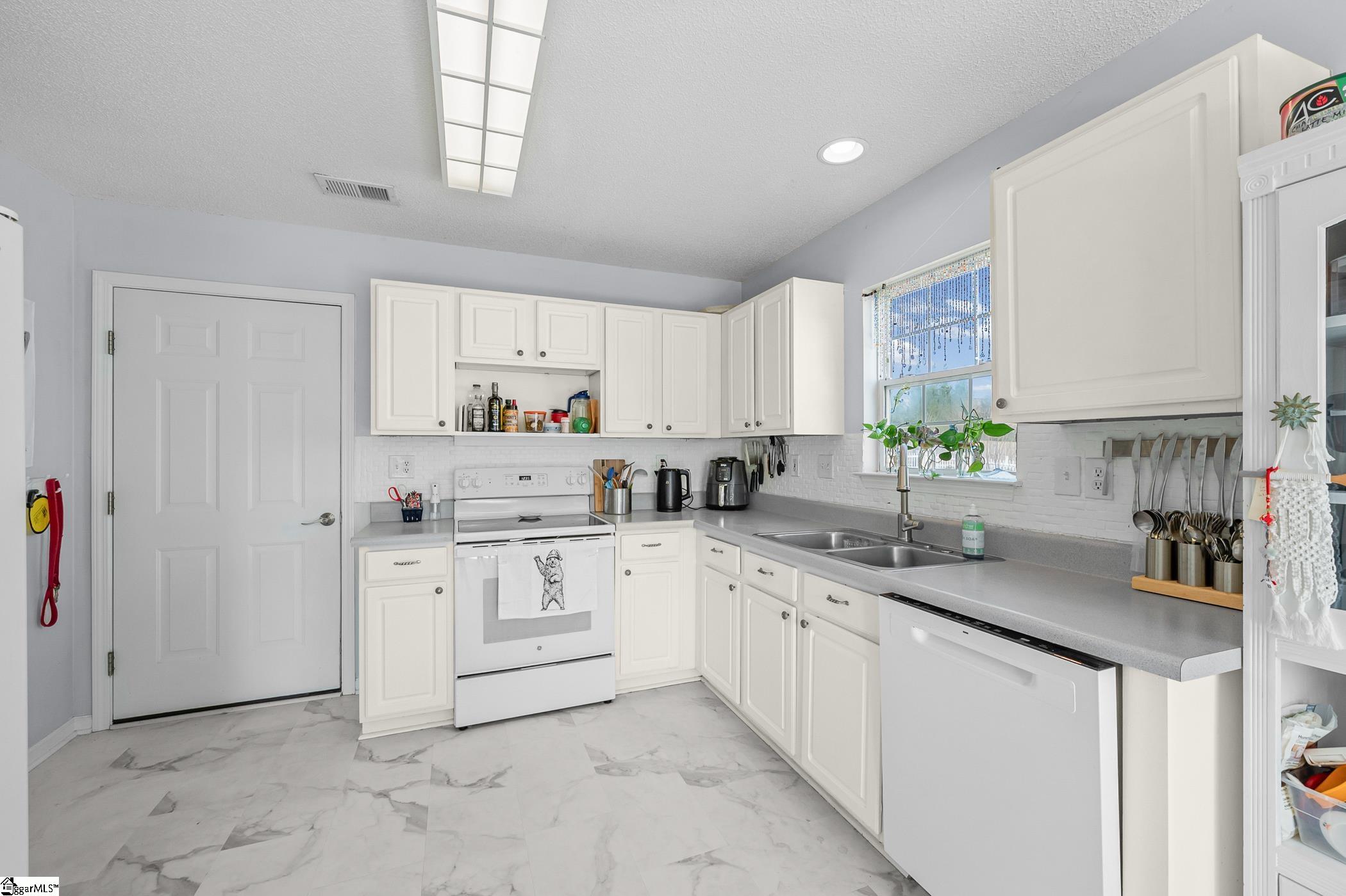 42 Stevenson Road Taylors, SC 29687 - Photo 4 of 41