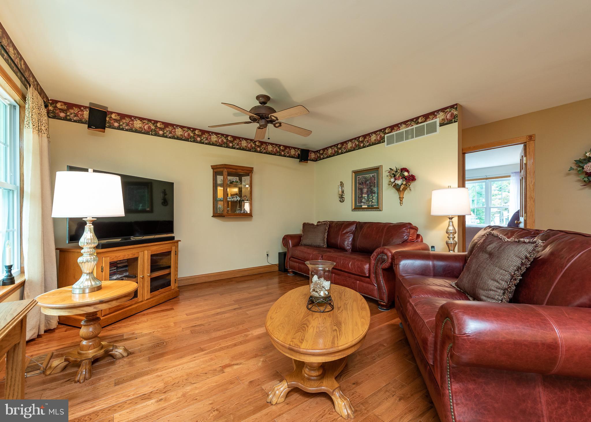 1705 Perry Cove Road Pasadena, MD 21122 - Photo 5 of 34 Living Room