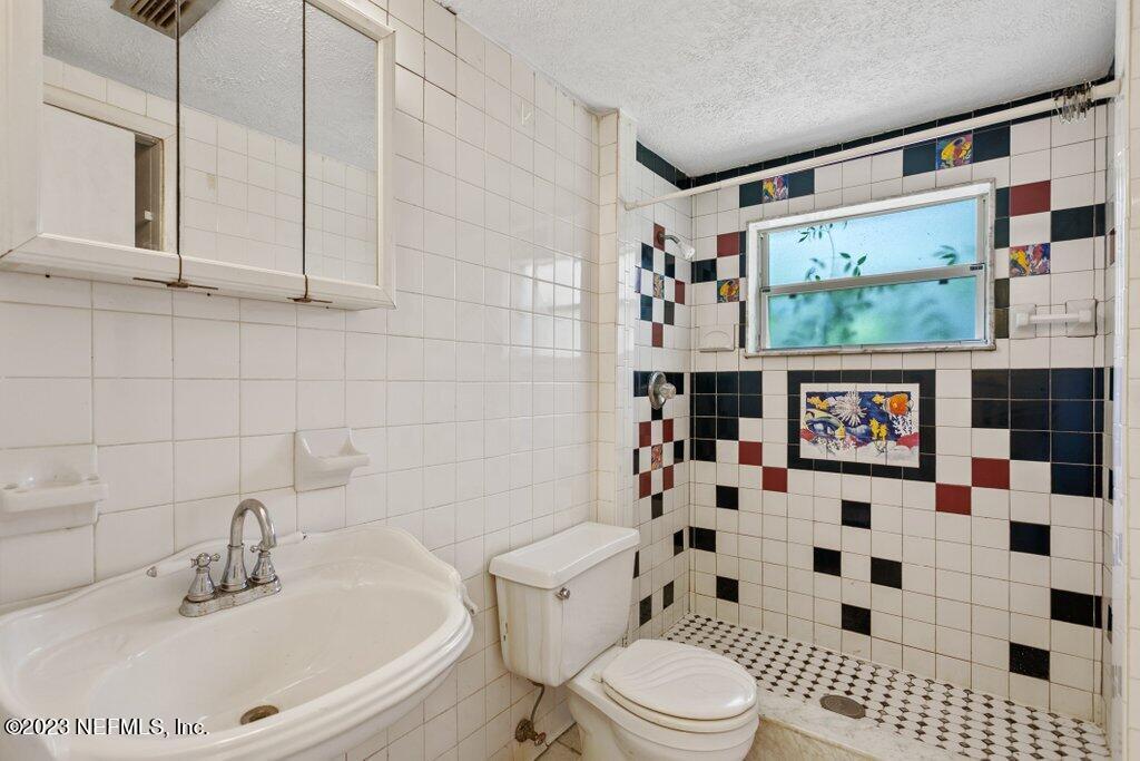 1422 Jr Road Jacksonville, FL 32218 - Photo 31 of 37 Bathroom 2
