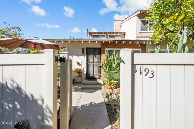 a view of a house with backyard