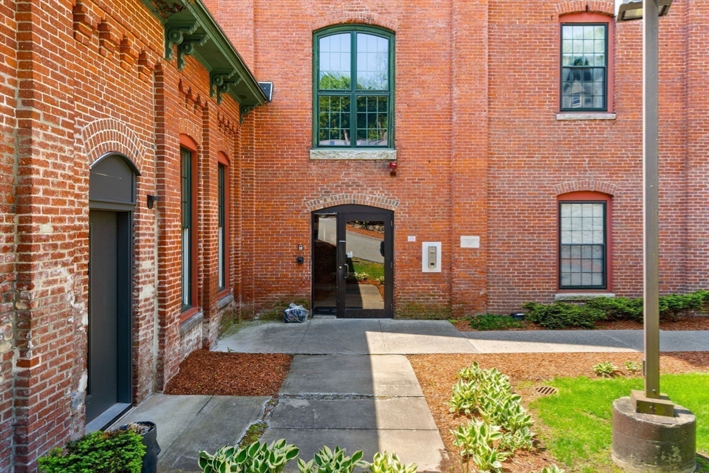 1511 Main Street, Unit B101 Worcester, MA 01603 - Photo 38 of 41 a front view of a house with garden