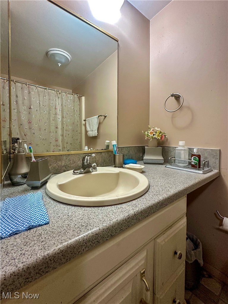 7697 Micawber Road Northeast Warren, OH 44484 - Photo 19 of 46 Full bath in hall