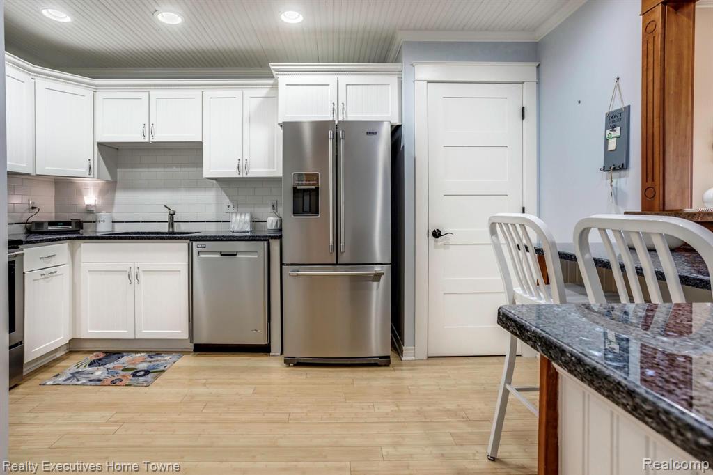 817 EAST Point Port Port Huron, MI 48060 - Photo 7 of 48
