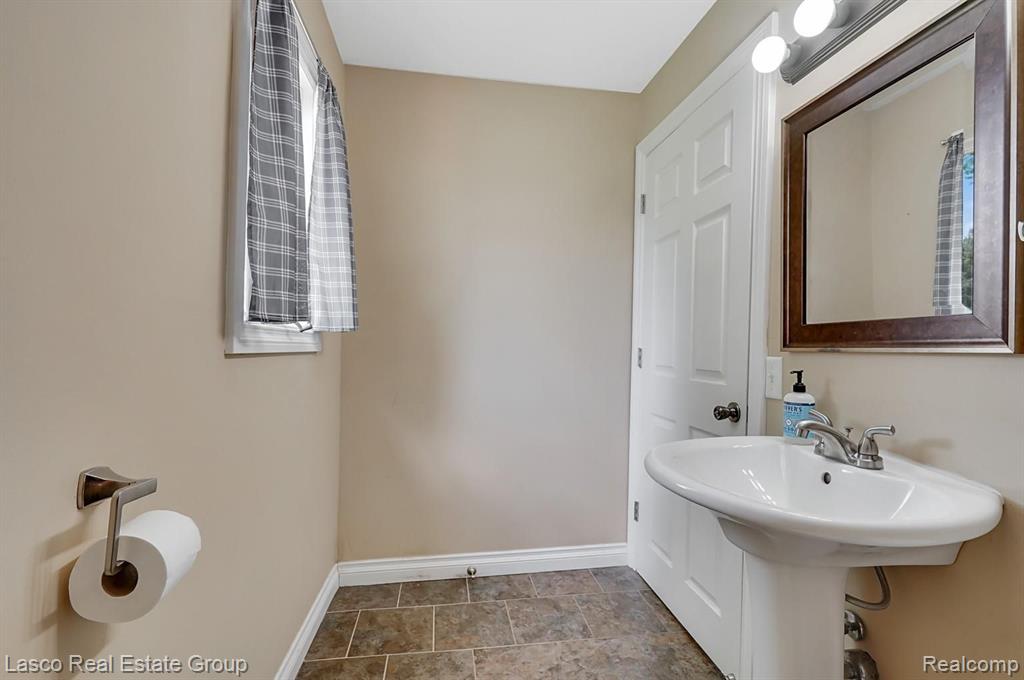 6168 Johnson Road Flushing, MI 48433 - Photo 15 of 30