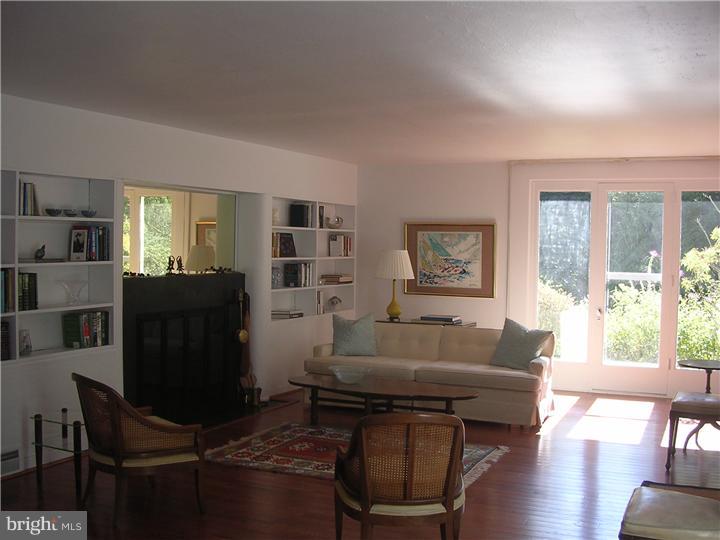218 Deaver Road Wyncote, PA 19095 - Photo 5 of 25 Living Room