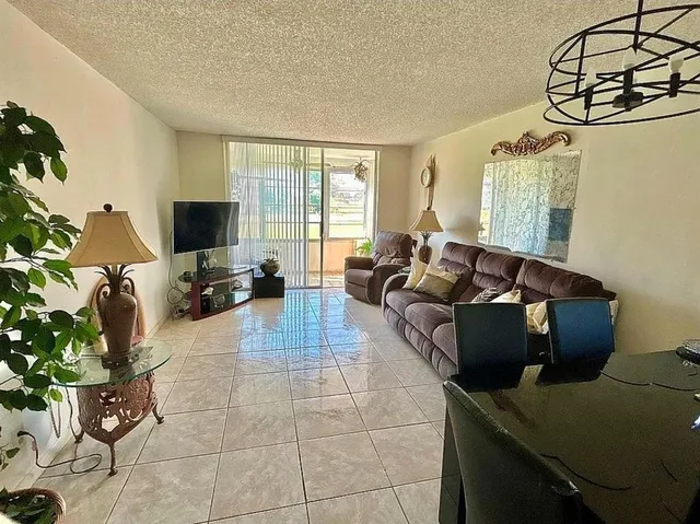 $110,000 | 9041 Sunrise Lakes Boulevard, Unit 113, Sunrise, FL 33322