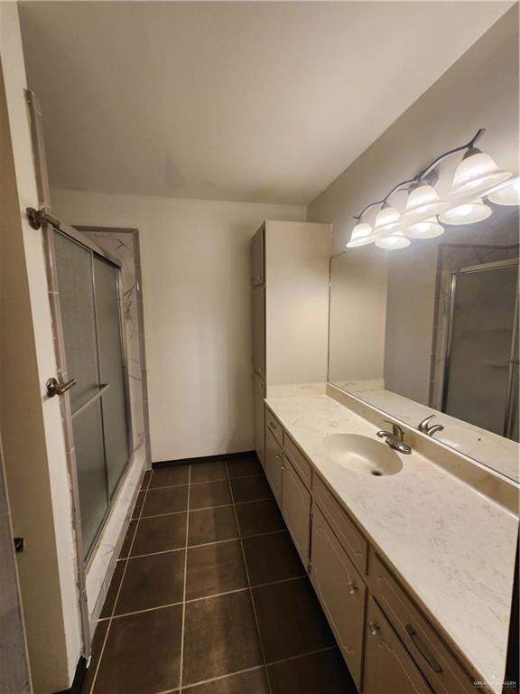 600 Toronto Avenue, Unit 18 McAllen, TX 78503 - Photo 14 of 17 a bathroom with a double vanity sink and a mirror