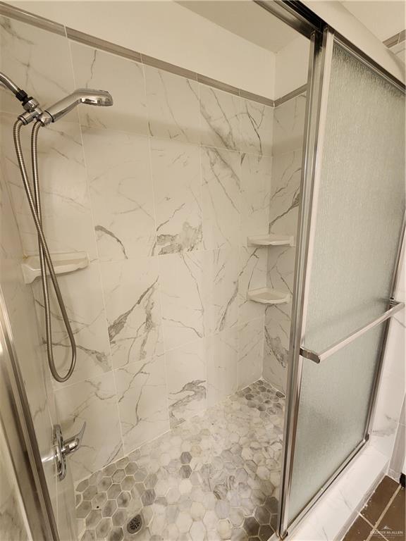 600 Toronto Avenue, Unit 18 McAllen, TX 78503 - Photo 15 of 17 a bathroom with a shower