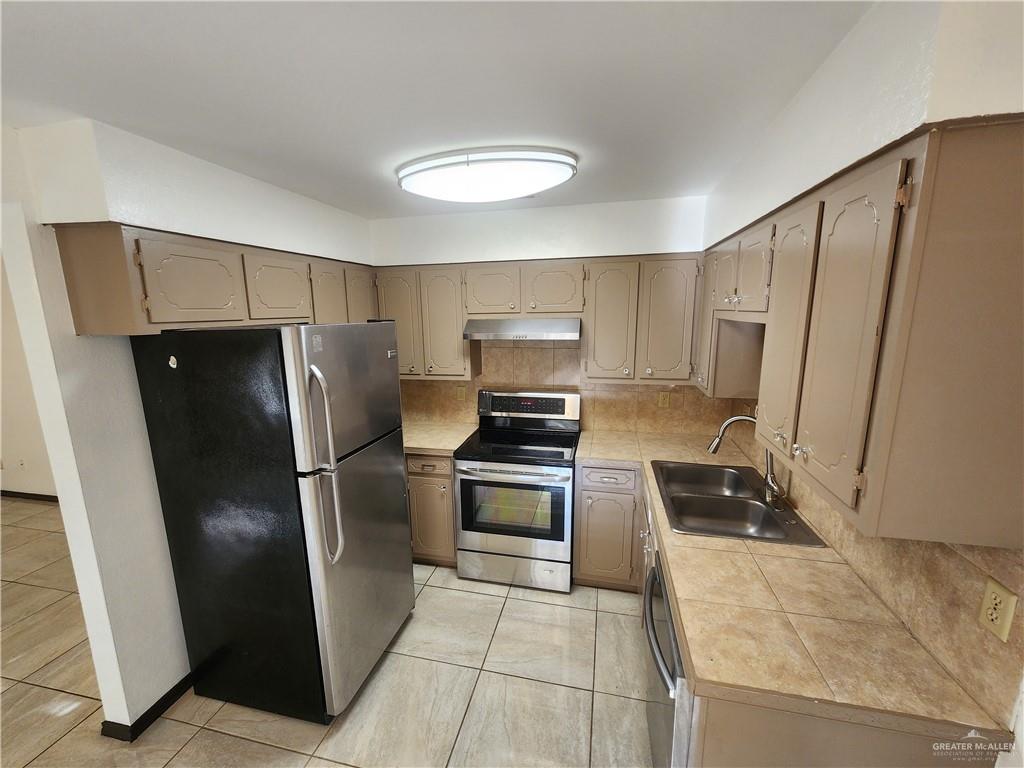 600 Toronto Avenue, Unit 18 McAllen, TX 78503 - Photo 6 of 17 a kitchen with stainless steel appliances granite countertop a refrigerator a stove and a sink