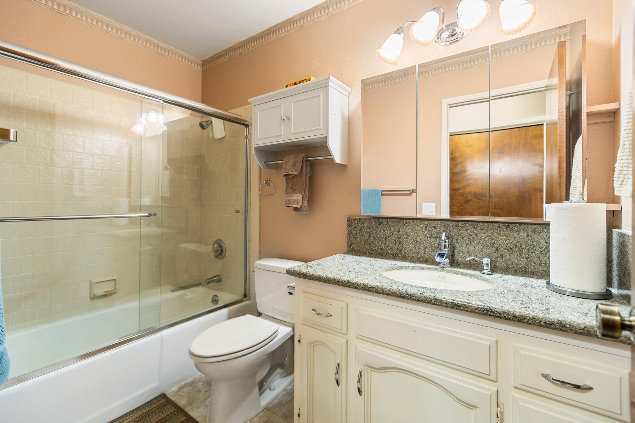 812 Woods Place Exeter, CA 93221 - Photo 25 of 47 26 2nd Bathroom