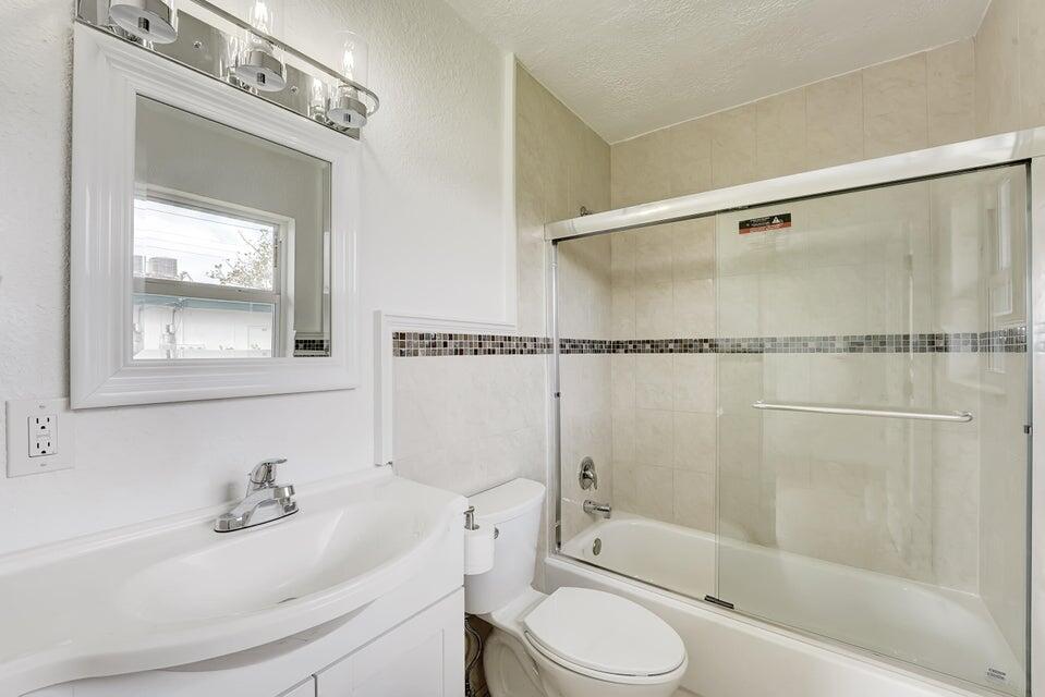 208 Northwest 1st Street Boynton Beach, FL 33435 - Photo 12 of 25 20250710171903203569000000-o