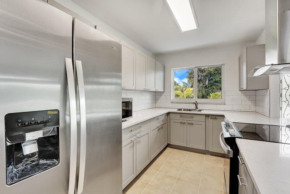 208 Northwest 1st Street Boynton Beach, FL 33435 - Photo 7 of 25 20250710171902842390000000-o