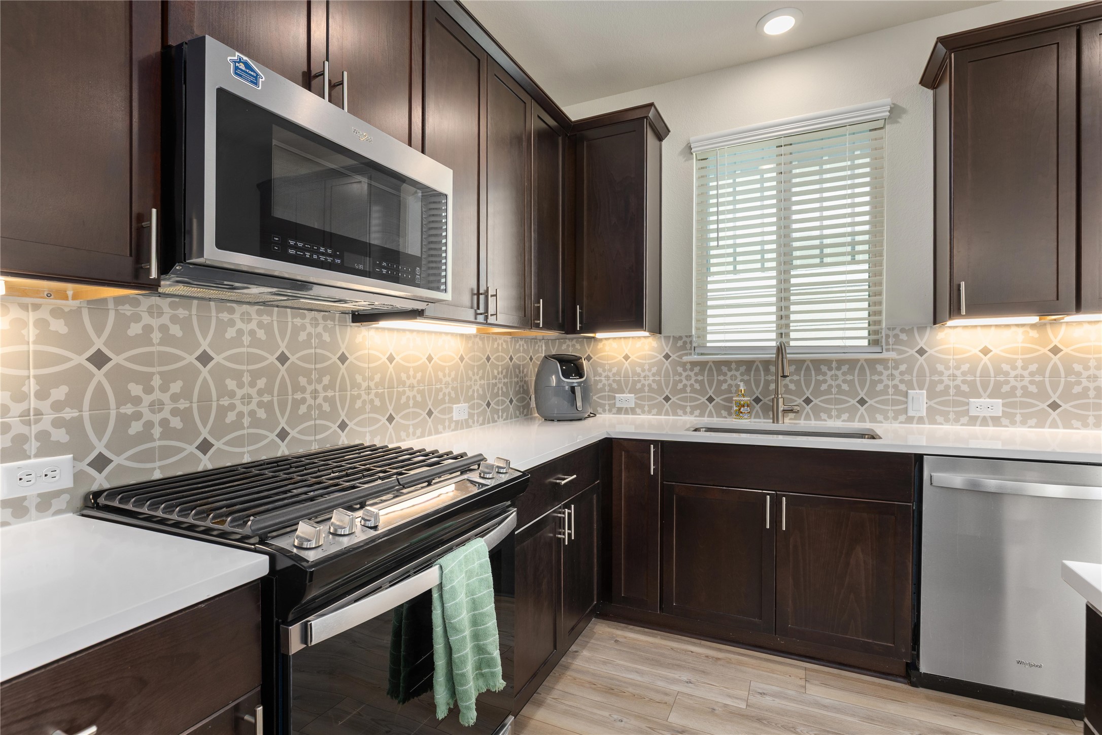 5513 Durango Pass Austin, TX 78724 - Photo 11 of 31 a kitchen with stainless steel appliances a sink stove and microwave