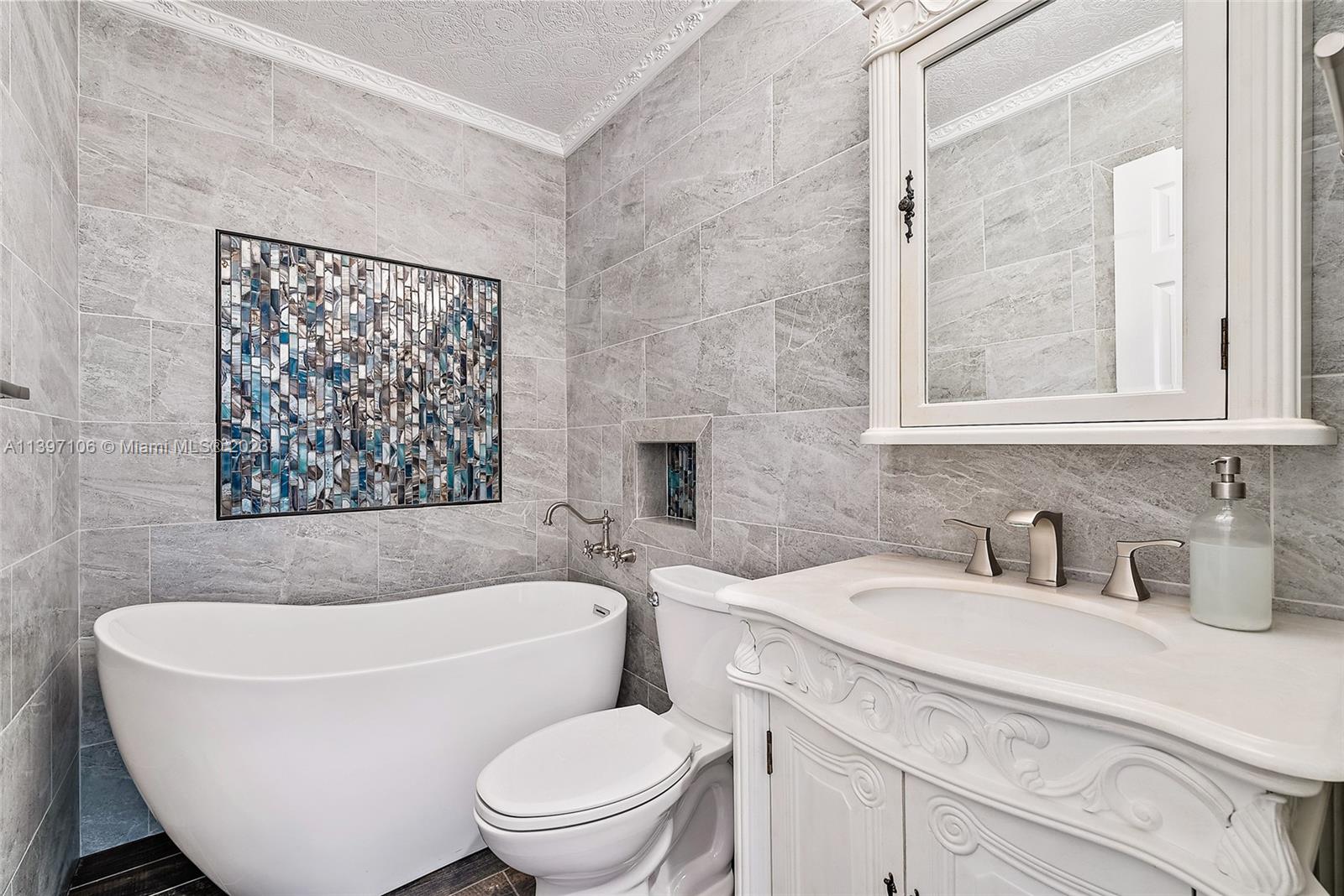 169 Greentree Circle Jupiter, FL 33458 - Photo 13 of 38 a bathroom with a toilet a sink and bathtub