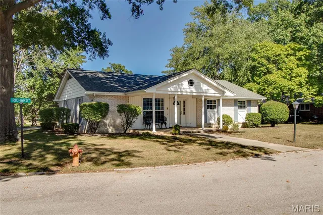 $219,000 | 1012 Richard Drive, Godfrey, IL 62035