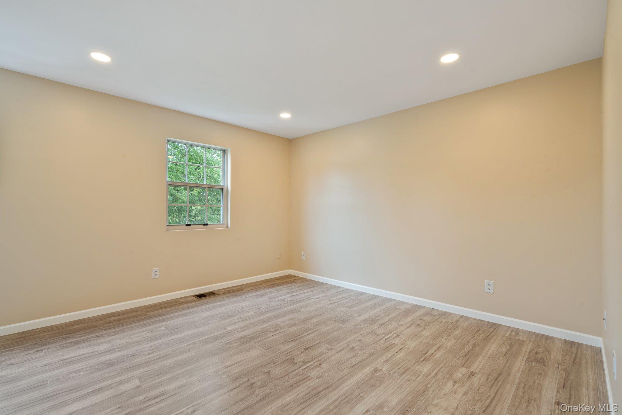 6 Doe Path Coram, NY 11727 - Photo 13 of 35